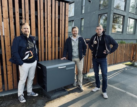 „Omniva“ plėtra Baltijos šalyse: įsigijo išmaniųjų siuntų dėžučių startuolį „Parcelsea“