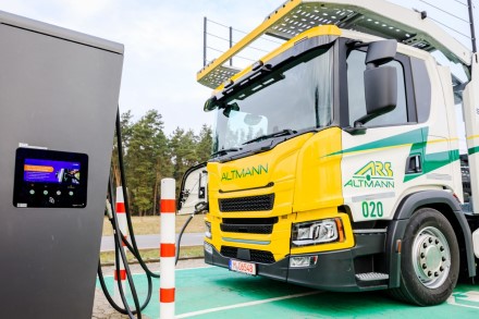 Į kelius išriedėjo pirmasis pasaulyje visiškai elektrinis „Scania“ autovežis