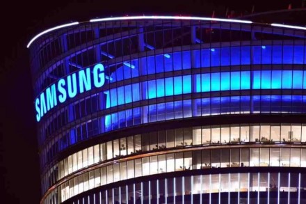 „Samsung“ gali pradėti bendradarbiavimą su „Tesla“: planuojama gaminti specialus lustus, kuriuos naudos naujausi elektromobiliai