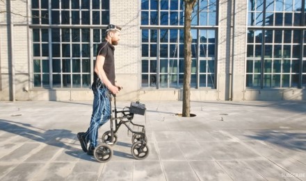 Daugiau nei dešimtmetį paralyžuotas vyras vėl vaikšto dėka implanto / „YouTube“/ekrano nuotr. Daugiau nei dešimtmetį paralyžuotas vyras vėl vaikšto dėka implanto / „YouTube“/ekrano nuotr.