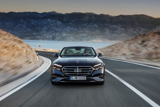 Tiltas į elektrinę ateitį: „Mercedes-Benz“ pristatė visiškai naują „E-klasę“ Tiltas į elektrinę ateitį: „Mercedes-Benz“ pristatė visiškai naują „E-klasę“