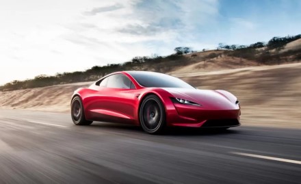 „Tesla“ ir vėl atideda „Roadster“ gamybą: legendinis bendrovės elektromobilis šiemet nedebiutuos