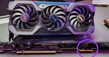 ASUS parodė „RTX 4070“ be maitinimo laidų