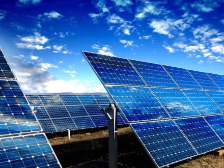 2023 metais investicijos į saulės energetiką bus didesnės nei skiriamos naftos gavybai