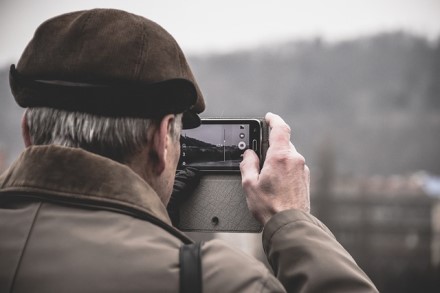 Ekspertas pataria, kaip apsaugoti senjorus nuo sukčių internete: vien pokalbio neužtenka