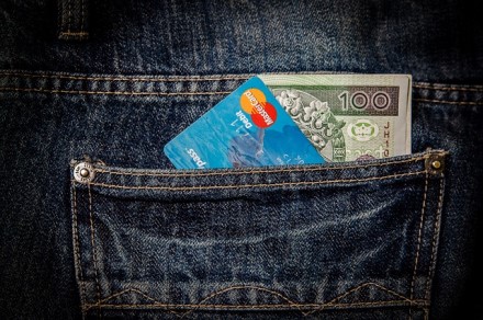 Savo pinigais nepasinaudosite: Lietuvos bankai blokuoja korteles atsiskaitant užsienyje, jei turi įtarimų