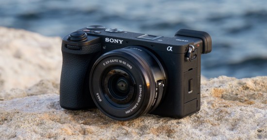 „Sony“ pristato savo pažangiausią APS-C tipo fotoaparatą „ILCE6700“ ir universalų kryptinį mikrofoną „ECM-M1“
