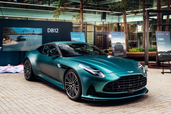 Pristatytas „Aston Martin DB12“: kuo „Super Tourer“ skiriasi nuo GT