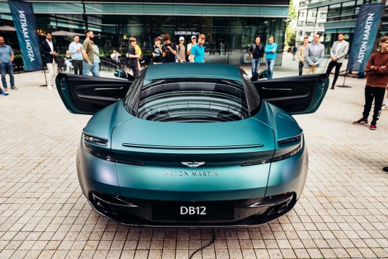 Pristatytas „Aston Martin DB12“: kuo „Super Tourer“ skiriasi nuo GT