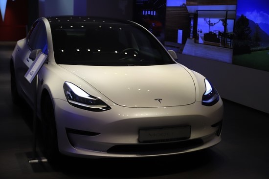 „Tesla“ vairuotojai atskleidė: kas jiems kelia didžiausią galvos skausmą, įsigijus šį elektromobilį