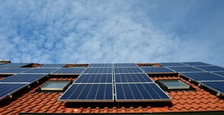 Į ką atsižvelgti renkantis saulės elektrinę namams?