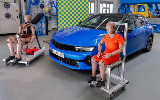 „Opel Astra Electric“ ir susidūrimų bandymų manekenas THOR (gamintojo nuotr.)