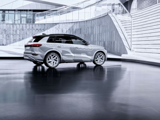 „Audi“ atskleidė, kaip atrodys debiutui rinkoje ruošiamo „Q6 e-tron“ elektromobilio interjeras