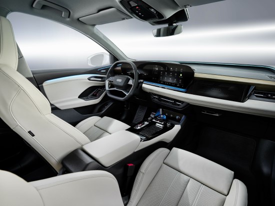 „Audi“ atskleidė, kaip atrodys debiutui rinkoje ruošiamo „Q6 e-tron“ elektromobilio interjeras