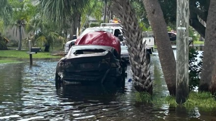 Samochody Tesli płoną na Florydzie, ponieważ zostały zalane przez huragan