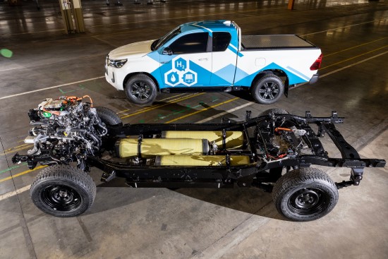 „Toyota“ pristatė vandenilio kuro elementais varomą „Hilux“ prototipą