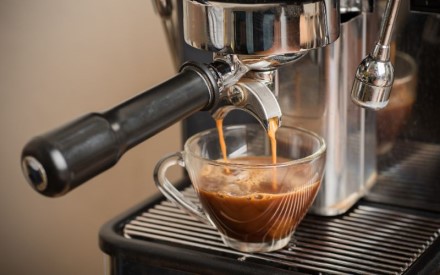 Ar kavos aparato kava pagaminta skanesnė negu užpilama?