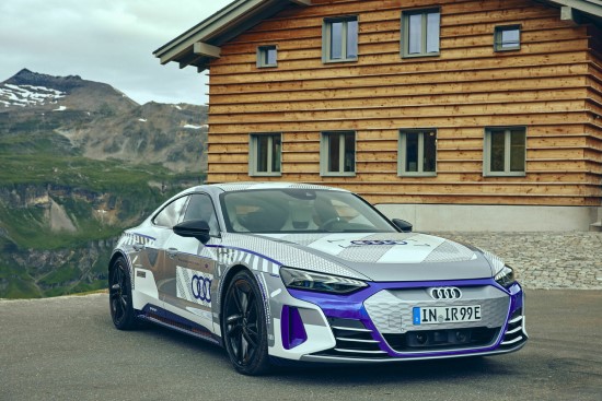 „Audi“ pristato Alpių dvasia alsuojantį specialaus leidimo „RS e-tron GT“ modelį