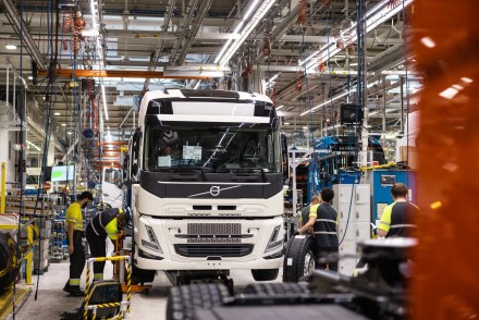 „Volvo“ pradeda serijinę elektrinių sunkvežimių gamybą Gente