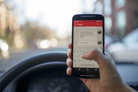 Daugiau nei 7 iš 10 vairuotojų kelionių automobiliu neįsivaizduoja be telefono: naudoja ne tik navigacijai, bet ir pokalbiams ar naršyti