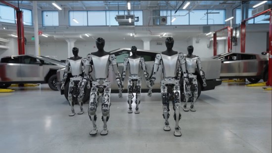 „Tesla“ humanoidinis robotas „Optimus“ / „YouTube“/ekrano nuotr.