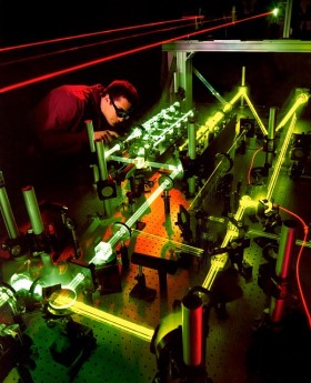 Fizikos Nobeliu apdovanotas mokslininkų trio sukūrė atosekundinius šviesos impulsus