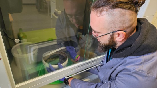Chemikas Kasparas Kižys aprodo, su kokiomis medžiagomis dirba laboratorijoje, FTMC nuotr.