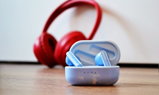 Iš perdirbto plastiko pagamintos „Energy Sistem“ ausinės gali pasigirti spalvingumu / N.Davalgos nuotr.