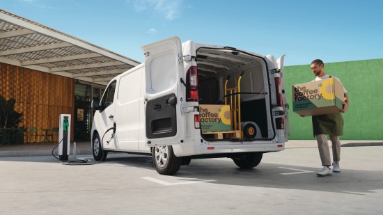 Komercinio transporto lyderė „RENAULT“ pristato elektrinę kultinio „TRAFIC“ versiją