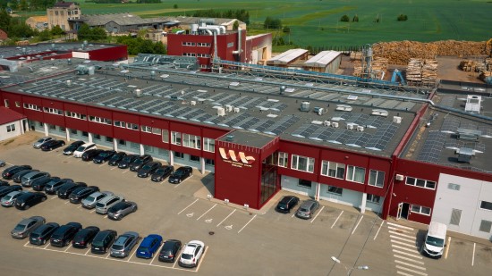 VMG grupė už 1 mln. eurų įrengė naują saulės elektrinę ant „Sakuonos“ gamyklos stogo