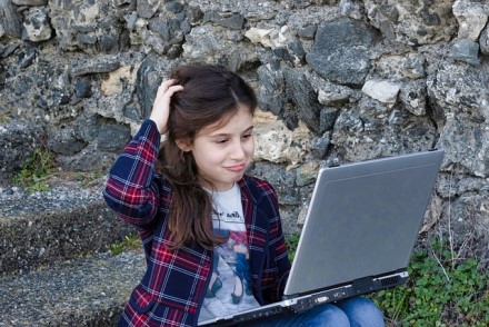 Internete – vis daugiau nepilnamečiams žalingo turinio, tačiau tėvai jaučiasi praradę savo galias, patiria spaudimą