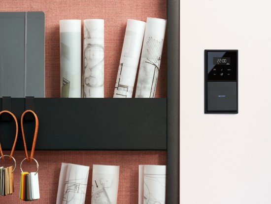 Itin modernus pasirinkimas – skaitmeninis JUNG HOME termostatas su liečiamu ekranu – JUNG nuotr.