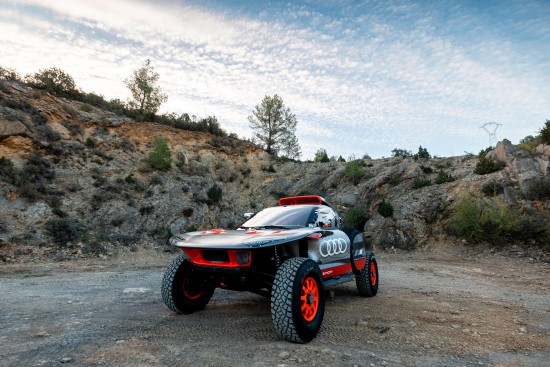 „Audi RS Q e-tron“ jau paruoštas 2024-ųjų Dakarui: komanda atskleidė svarbiausius patobulinimus