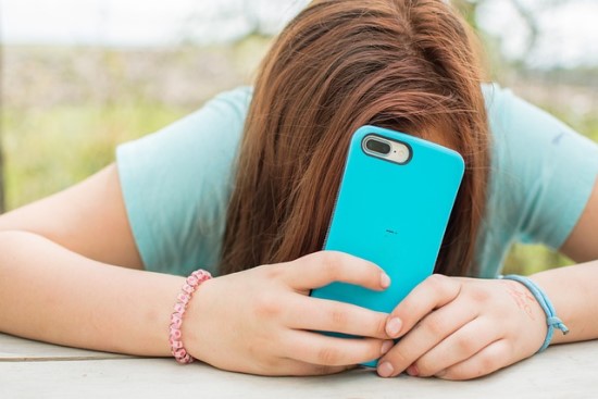 Tyrėjai nesutaria, ar perteklinis telefonų naudojimas gali būt siejamas su prastesne paauglių psichine sveikata