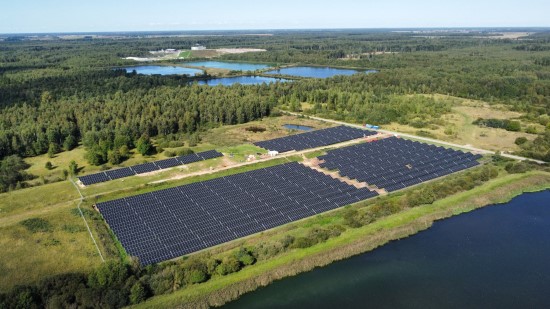 „Toksikos“ pastatytas unikalus saulės parkas jau generuoja žaliąją energiją