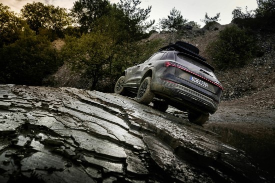 „Audi“ pristatė dykumų lenktynių įkvėptą „Q8 e-tron edition Dakar“ modelį