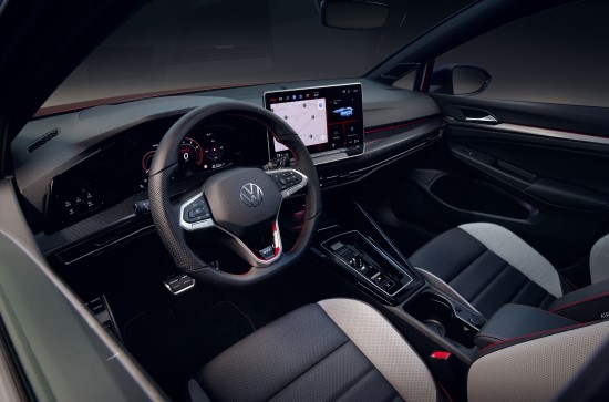 „Volkswagen“ pristatė naują „Golf“ – siūlys ir 100 km vien elektros režimu įveikiantį hibridą