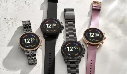 Amerikiečių laikrodžių gamintojas traukiasi iš išmaniųjų įrenginių rinkos: „Fossil“ stabdo išmaniųjų laikrodžių gamybą