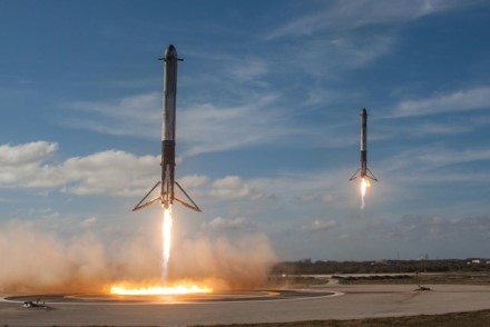 „SpaceX“ paleido dvi „Starlink“ palydovų partijas