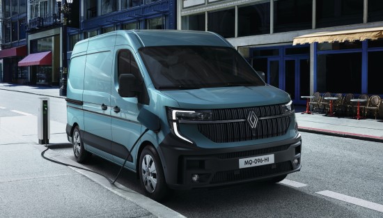 Elektrinis „Renault Master“ keičia komercinio transporto rinką – viena įkrova įveikia iki 460 kilometrų