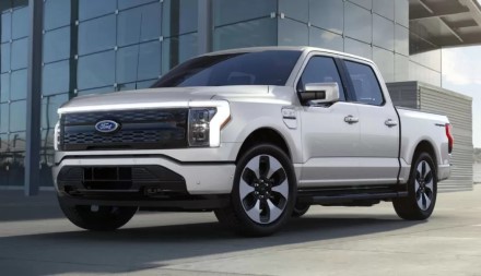 „Ford“ keičia elektromobilių gamybos strategiją