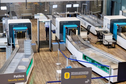 Inovacijos Kauno oro uoste: keleivių rankinį bagažą jau tikrina naujausios kartos aviacijos saugumo skeneriai