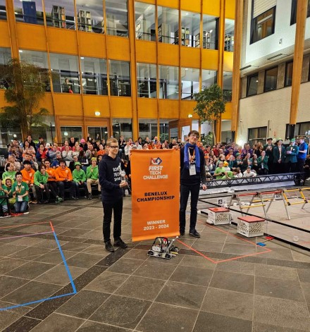 Lietuvos moksleivių robotikos komanda ir toliau stebina Europą – aplenkę 73 komandas lietuviai keliauja į pasaulio finalą JAV