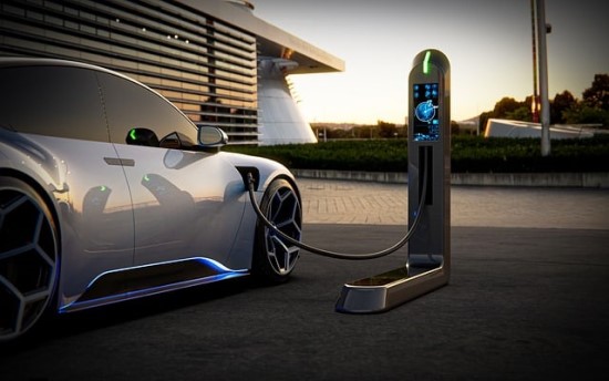 „Enefit“ pristato elektromobilių viešojo įkrovimo stotelių tinklo plėtros tendencijas ir iššūkius