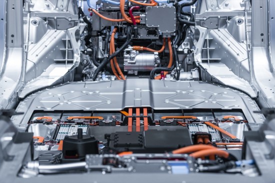 Elektromobilyje montuojama baterija („Shutterstock“ nuotr.)