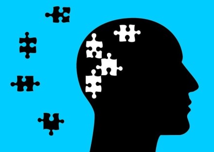 Alzheimerio simptomai galėtų būti lengvinami smegenis stimuliuojant garsu ir šviesa