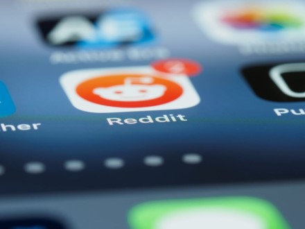 JAV reguliavimo institucija tirs „Reddit“ sandorius dėl turinio teikimo dirbtinio intelekto mokymams