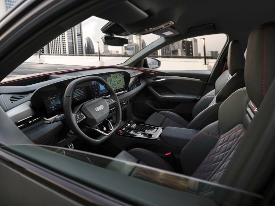 Novatoriškasis „Audi Q6 e-tron“ demonstruoja naujosios prabangių elektromobilių platformos galimybes