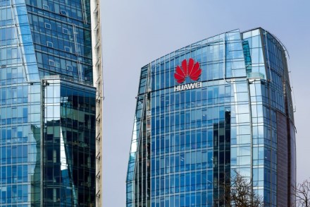 JAV planuoja uždrausti 4 lustų gamintojus, kurie yra susiję su „Huawei“