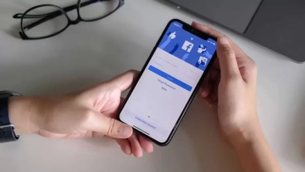 „Facebook“ ir „Instagram“ vadovai didžiulės kritikos susilaukusio sprendimo pakeisti neketina